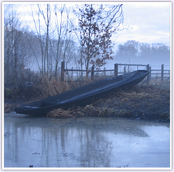 Kahn aus dem Wasser gezogen